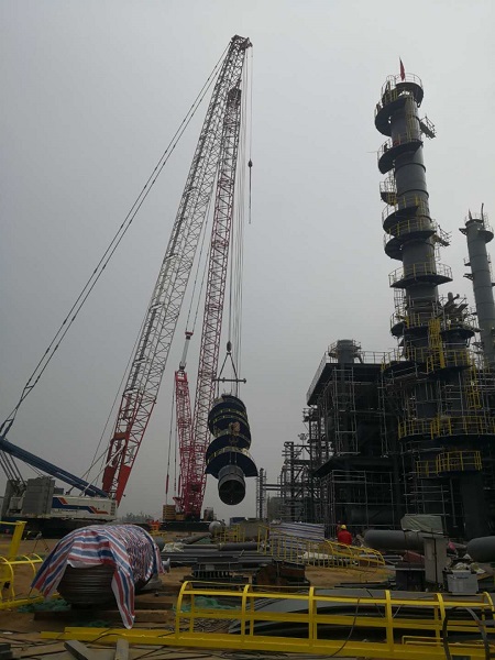 宏兴公司运行二部:抽提蒸馏塔c501上段成功吊装