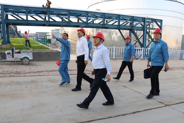 9月23日下午,国宏集团总经理郭义民在宏达公司董事长段君芳,总经理焦